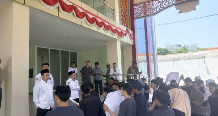 Aksi Demonstrasi Mahasiswa UIN Madura di depan Gedung Rektorat UIN Madura