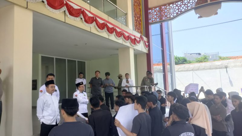 Aksi Demonstrasi Mahasiswa UIN Madura di depan Gedung Rektorat UIN Madura